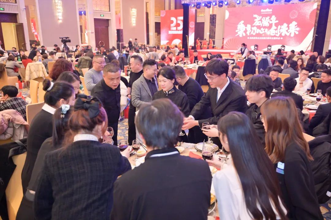龙腾年·秉初心·创未来|六星彩网站装饰25周年主题年会圆满成功！