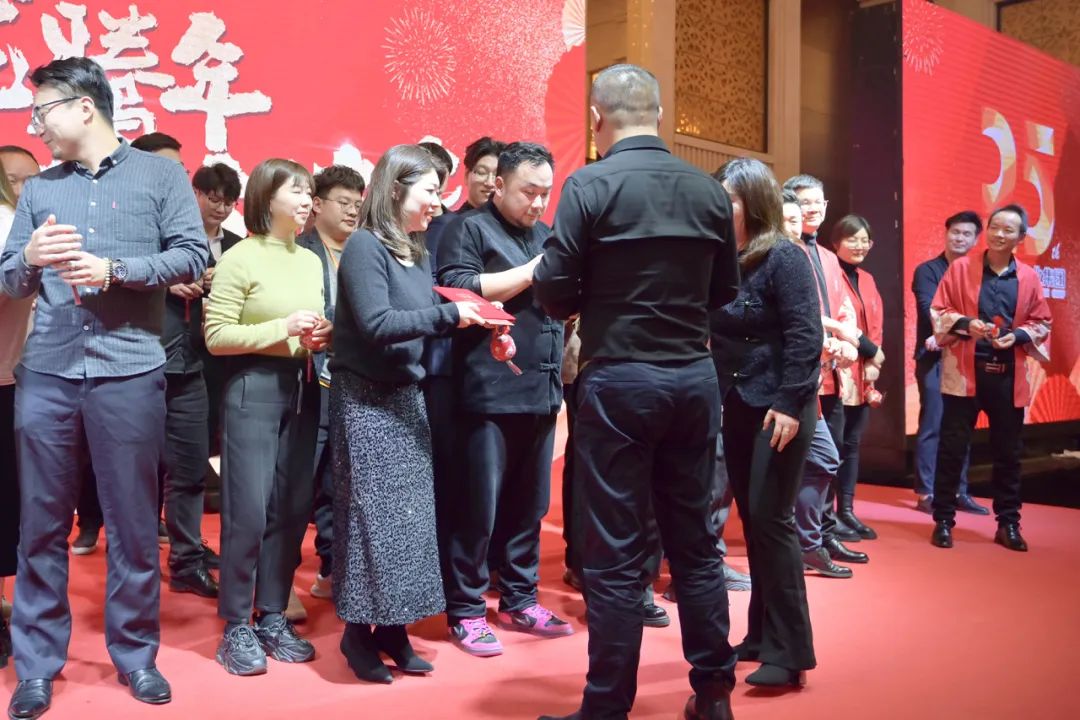 龙腾年·秉初心·创未来|六星彩网站装饰25周年主题年会圆满成功！